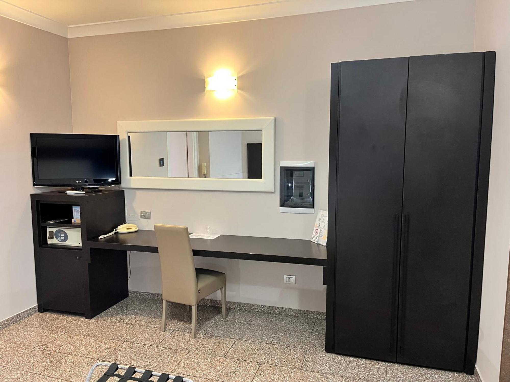 Eh Suites Rome Airport Euro House Hotels Fiumicino Exterior photo